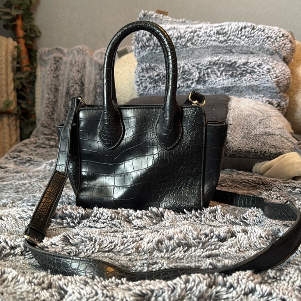 black crossbody purse